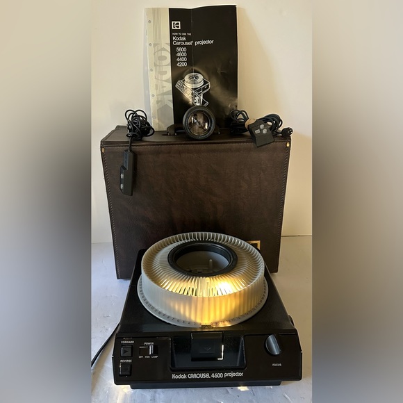 Vintage Kodak Carousel 4600 35mm Slide Projector w/ Tray Remote Control - Picture 1 of 17